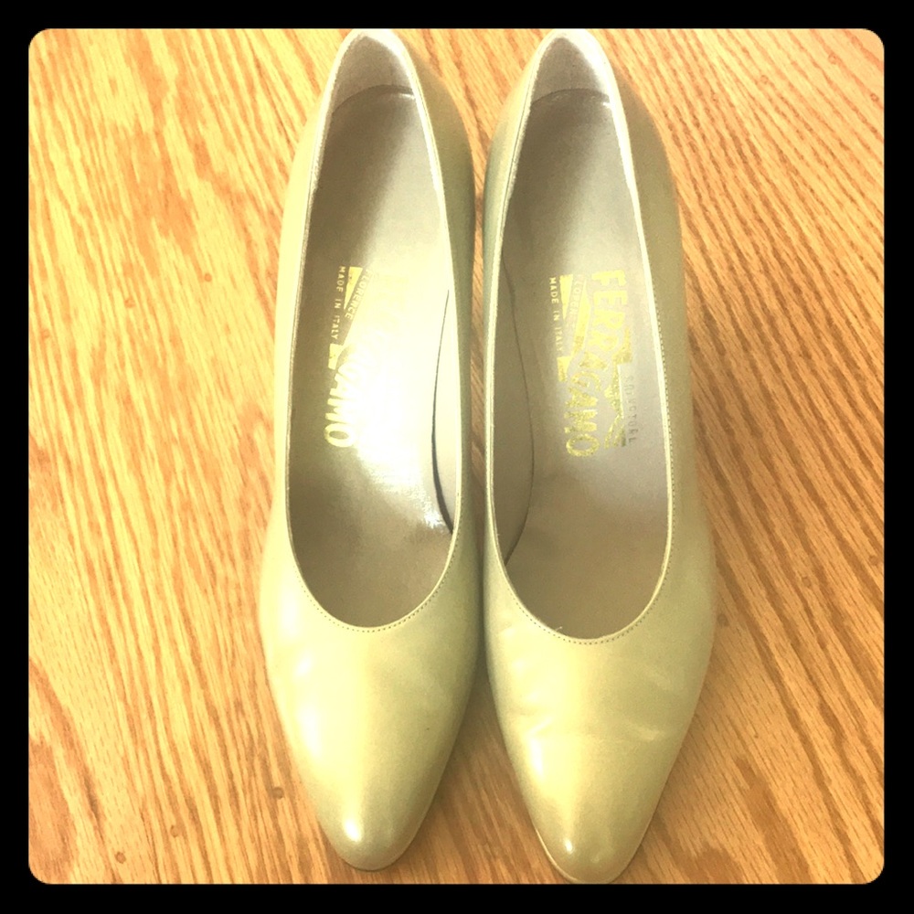 Light gold Ferragamo pre-owned pumps!